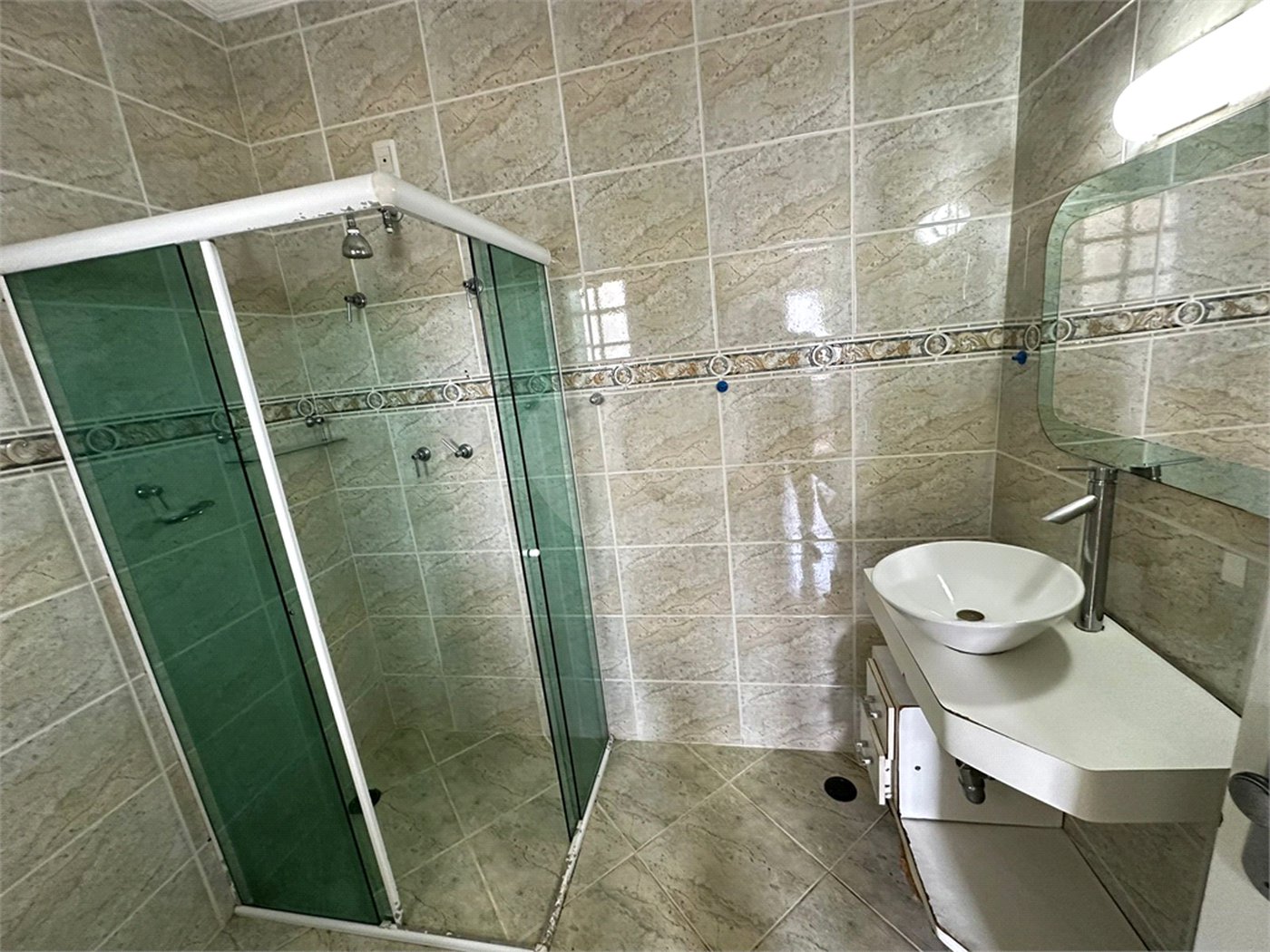 Sobrado à venda com 4 quartos, sendo 3 suítes,  em Vila Áurea, Poá, SP