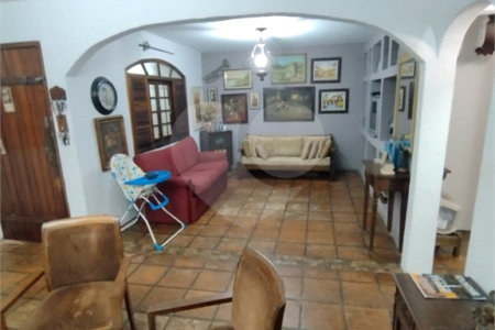 Casa à venda na Vila Mariana de 300 metros quadrados, com 3 dormitórios, 1 suíte e 2 vagas.