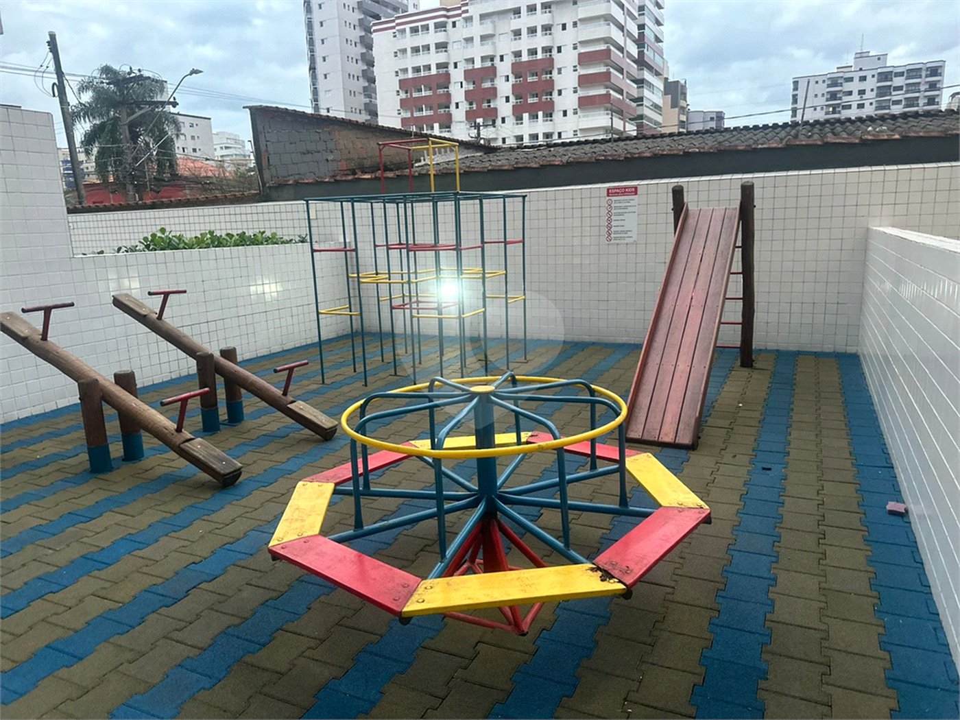Apartamento à venda ou para alugar com 2 quartos, sendo 1 suíte,  em Guilhermina, Praia Grande, SP