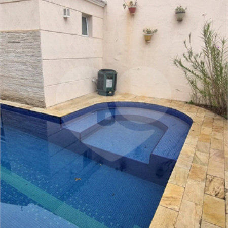 Casa à venda com 4 quartos, sendo 2 suítes, no condomínio Casas de Windsor, São Paulo - SP