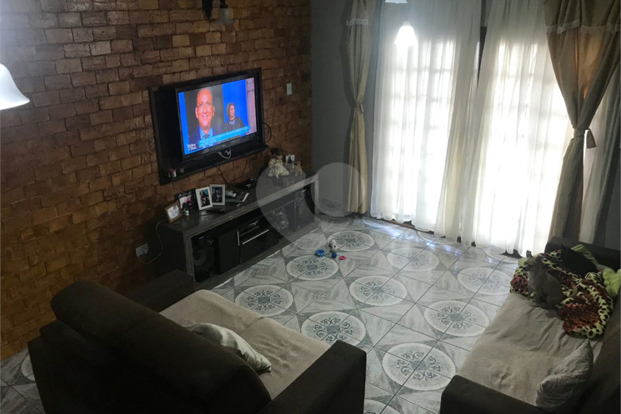 Sobrado à venda com 3 suítes em Barreiro, Mairiporã, SP