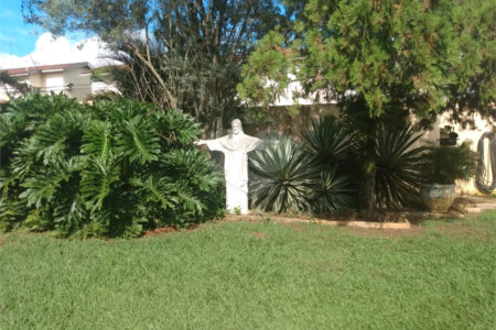 Casa Térrea com 3 dormitórios, sendo 1 suíte.