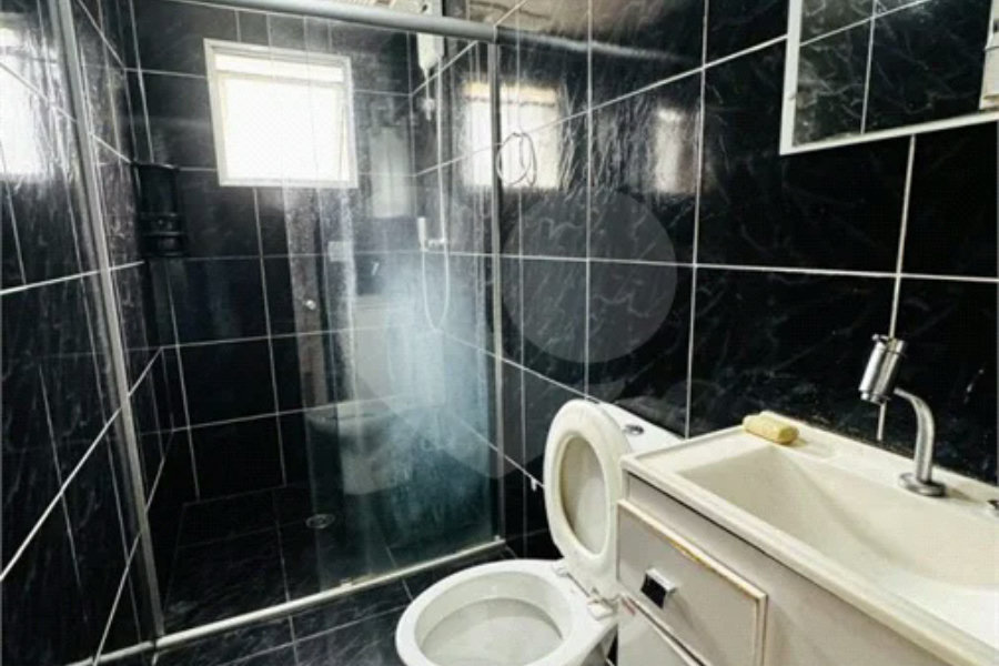 Vende-se Apartamento de 2 Quartos com Sacada na Vila Mascote