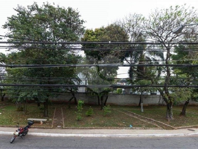 Sobrado à venda com 3 quartos, sendo 1 suíte,  em Bosque da Saúde, São Paulo, SP