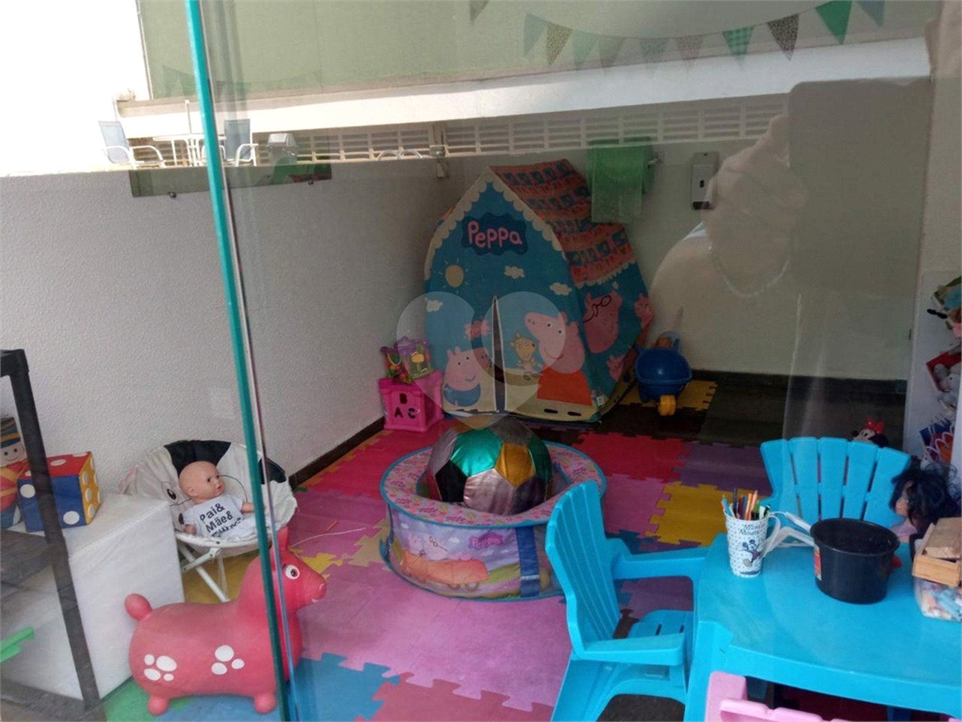 Lindo apartamento, muito bem conservado, com bom espaço interno.