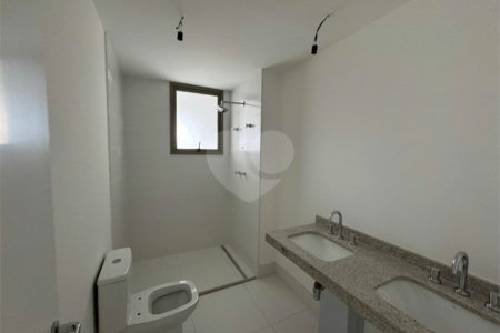 Apartamento à venda com 3 suítes em Moema, São Paulo, SP