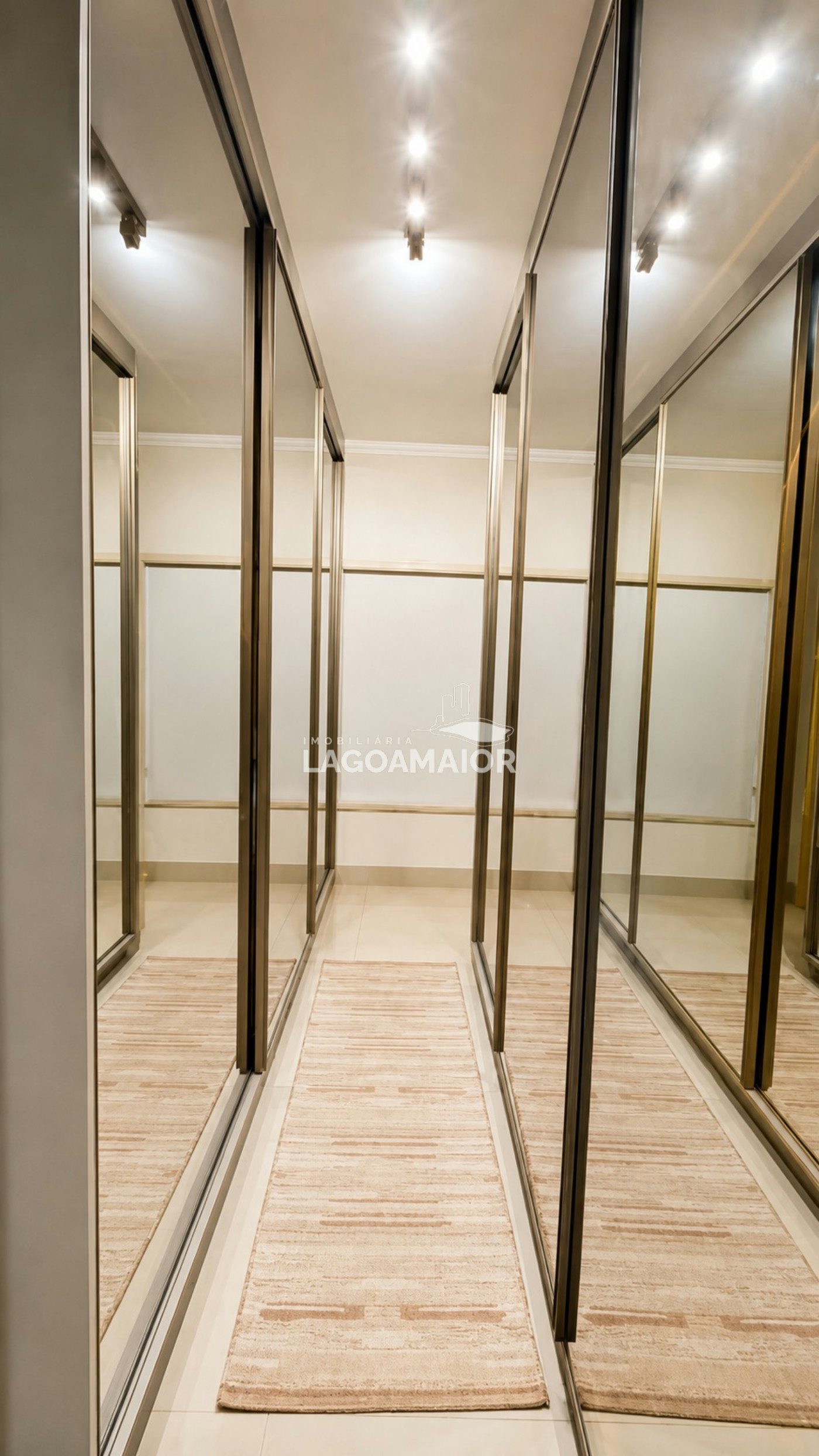 Casa à venda com 4 quartos, sendo 4 suítes, no condomínio Residencial Villa Dumont, Três Lagoas - MS