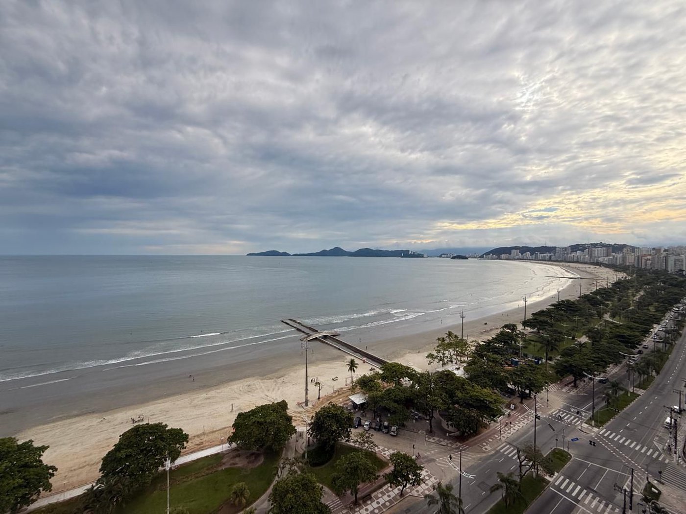 Apartamento Alto Padrão Frente Mar com 4 Dormitórios, 3 Suítes e 3 Vagas na Orla de Santos
