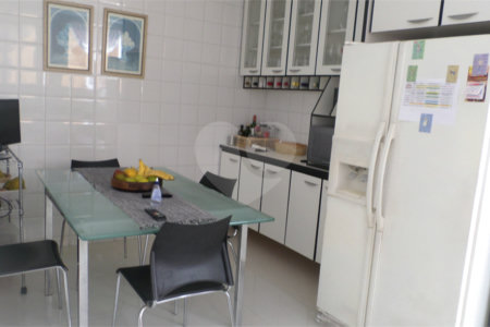 Sobrado à venda com 4 suítes em Recanto Impla, Carapicuíba, SP