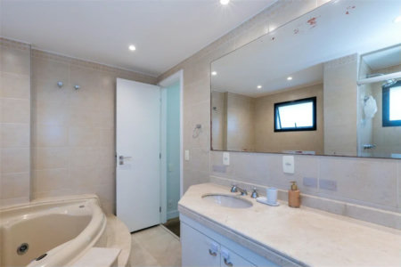 Apartamento à venda com 3 quartos, sendo 1 suíte, em Jardim Morumbi, São Paulo, SP