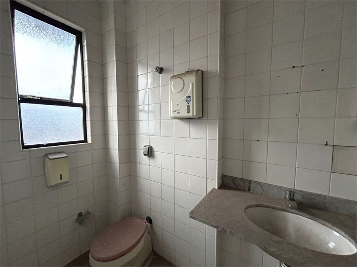 Sala Comercial à Venda no Gonzaga – Avenida Ana Costa – Santos/Sp