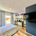 Casa à venda com 4 quartos, sendo 3 suítes, no condomínio Vilarejo, Carapicuíba - SP