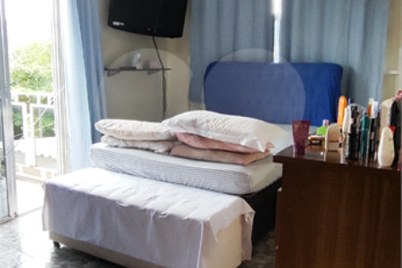 Casa à venda com 5 quartos, sendo 3 suítes, no condomínio Village Texeira Campos, Rio de Janeiro - RJ