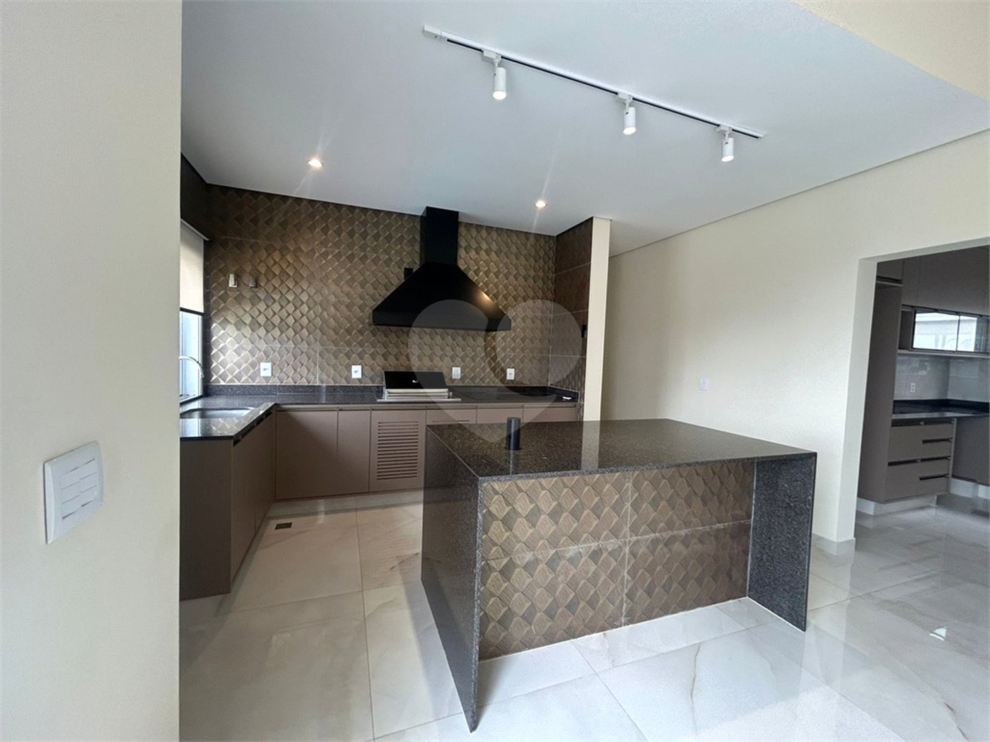 Casa à venda com 4 suítes no condomínio Chácara Ondina, Sorocaba - SP