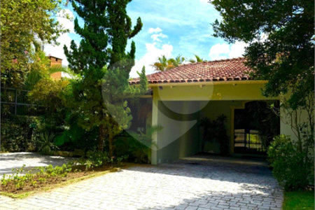 Sobrado à venda com 5 quartos, sendo 3 suítes,  em Jardim Leonor, São Paulo, SP