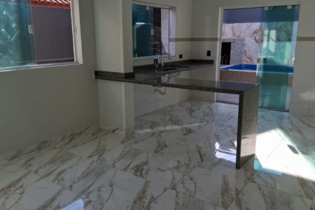 Casa à venda com piscina em Itanhaém