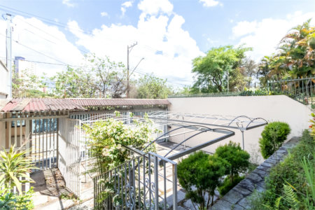 Sobrado à venda com 4 quartos, sendo 1 suíte, em Chácara Monte Alegre, São Paulo, SP