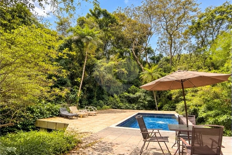 Casa em condomínio com 3 dormitórios, 01 suíte, garagem para 06 carros, área gourmet, piscina.