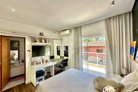 Casa à venda com 4 quartos, sendo 3 suítes, no condomínio Vilarejo, Carapicuíba - SP