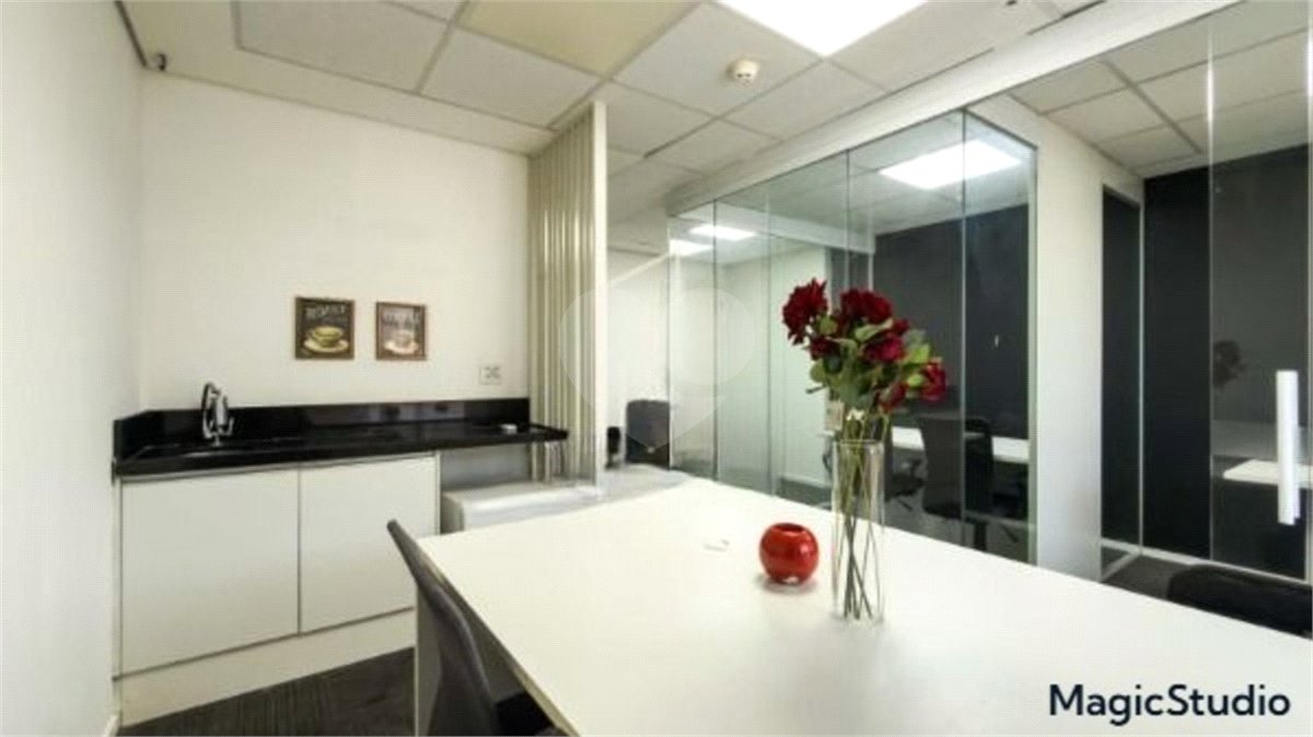 Sala comercial com 35m², 1 vaga, 1 banheiro, à venda na Barra Funda.
