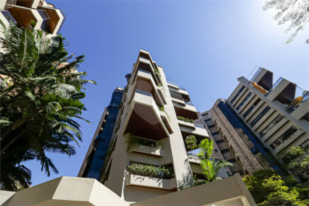 Apartamento com 4 Quartos e 6 banheiros para Alugar 300 m Morumbi