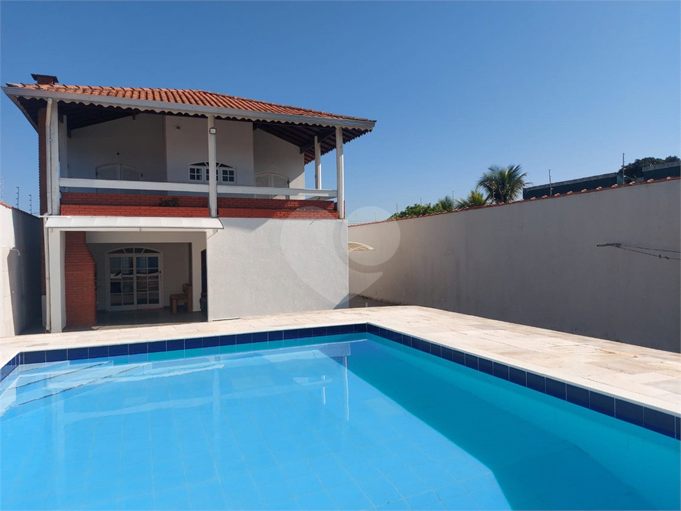 Sobrado à venda ou para alugar com 4 suítes em Balneário Arpoador, Peruíbe, SP
