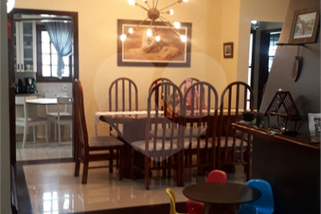 Casa à venda com 5 quartos, sendo 3 suítes,  em Vila Oliveira, Mogi das Cruzes, SP