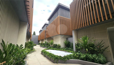Casa à venda com 4 suítes no condomínio Plm 875, São Paulo - SP