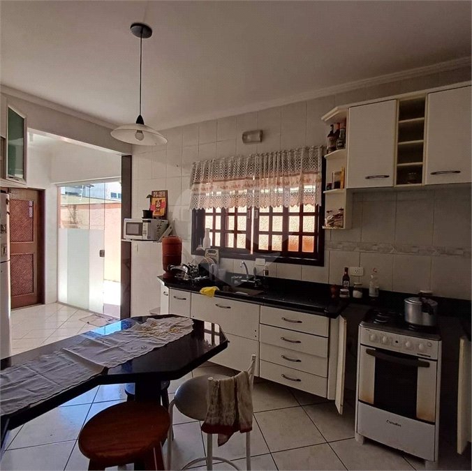 Casa à venda com 4 quartos, sendo 2 suítes,  em Vila Oliveira, Mogi das Cruzes, SP