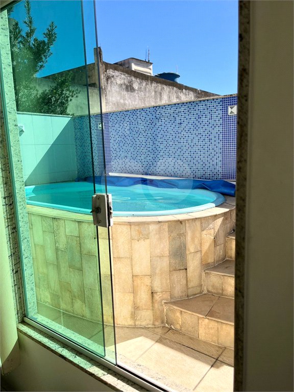 Casa à venda com 3 quartos, sendo 2 suítes, no condomínio Laura Serra, Rio de Janeiro - RJ
