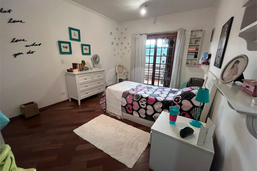 Casa à venda com 4 quartos, sendo 2 suítes, no condomínio Jornalista Américo Ariza, São Paulo - SP