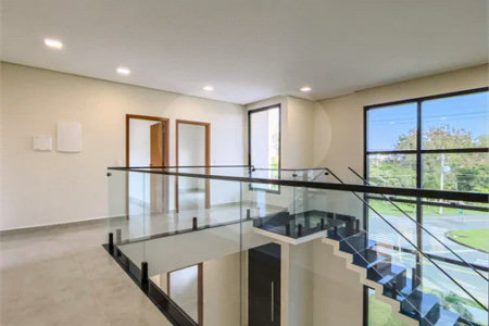 Indaiatuba - Condomínio Milano - Sobrado - 350 m² de terreno - 240 m² de área construída - 4 vagas de garagem, sendo 2 cobertas - Salas de estar e jantar integradas - 3 suítes com closet e varanda no pavimento superior - Escritório no térreo - Espaço gourmet com churrasqueira - Banheiro externo