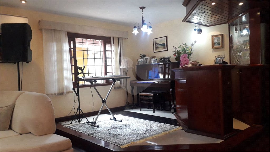 Casa à venda com 5 quartos, sendo 3 suítes,  em Vila Oliveira, Mogi das Cruzes, SP