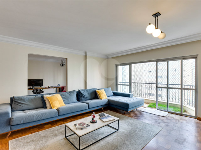 Apartamento à venda com 3 quartos, sendo 2 suítes,  em Moema, São Paulo, SP