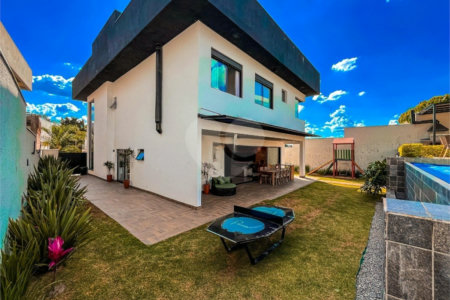 Casa à venda com 4 quartos, sendo 3 suítes,  no condomínio Vintage, Cotia - SP