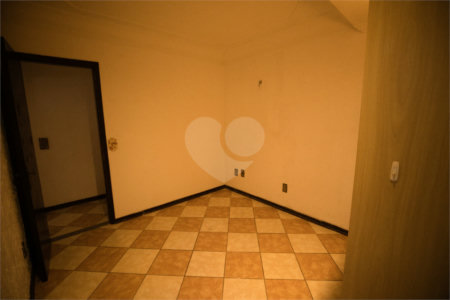 Casa com 4 Dormitórios e área de lazer com piscina