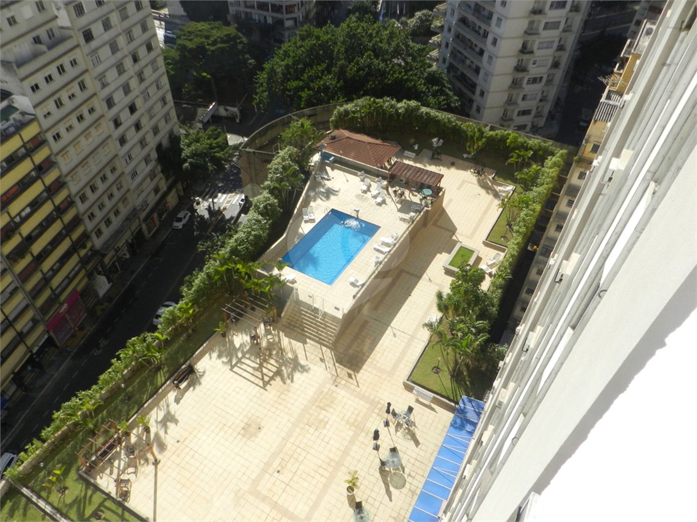 Apartamento mobiliado na Bela Vista de 36m² com 1 vaga de garagem.