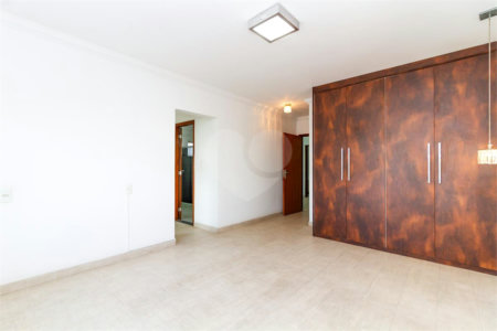 Casa Sobrado à venda com 342 m², 3 dormitórios, sendo 2 suítes, 4 vagas na Vila Mariana - São Paulo.