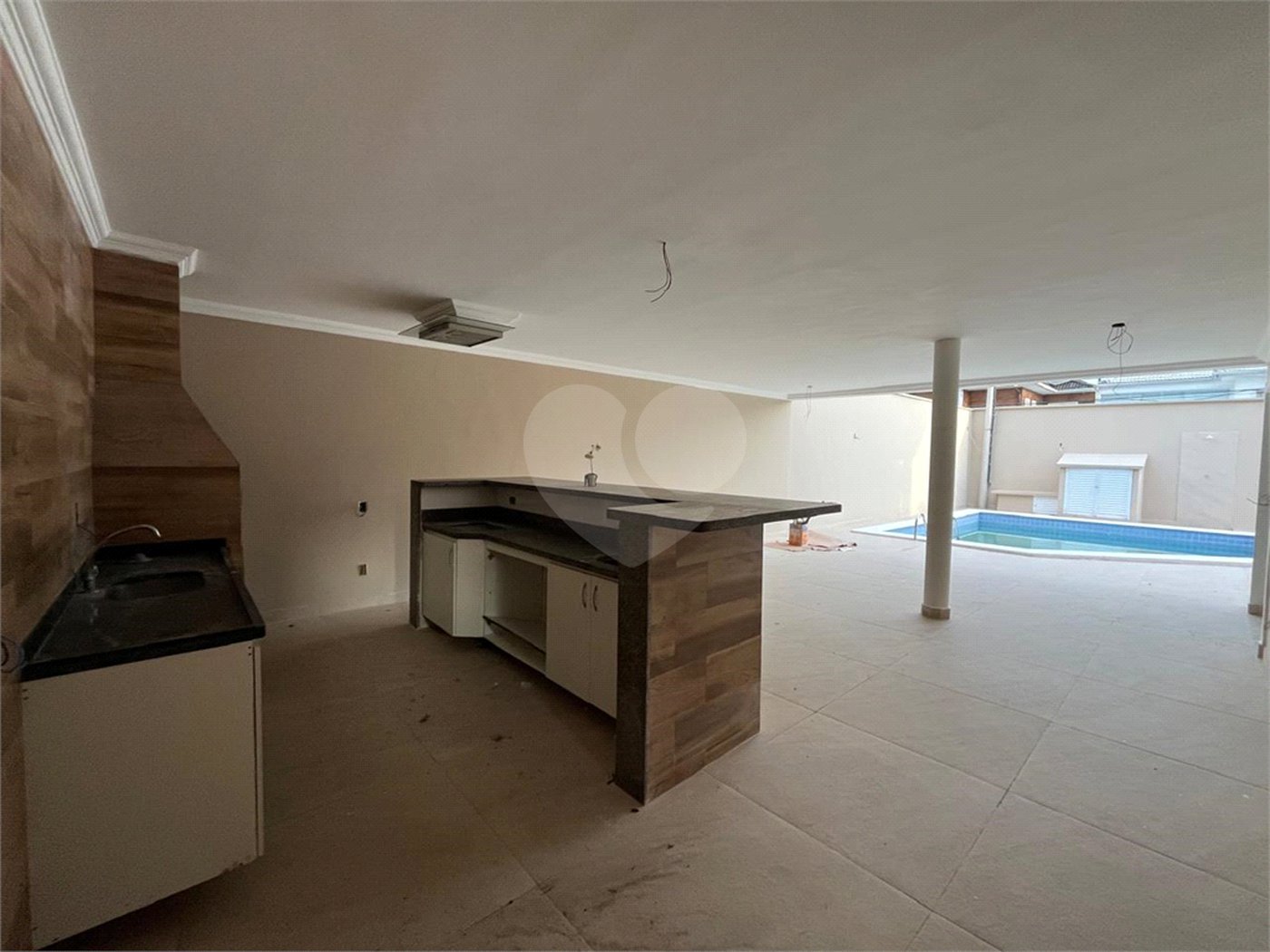 Casa à venda com 4 quartos, sendo 2 suítes, no condomínio Pedra Mar, Rio de Janeiro - RJ