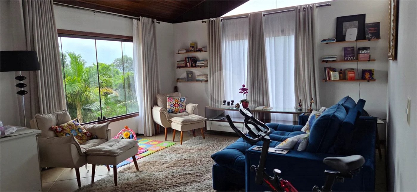 Sobrado à venda com 5 quartos, sendo 3 suítes, em Roseira, Mairiporã, SP