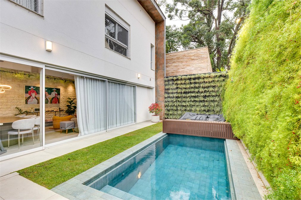 Casa à venda com 4 suítes no condomínio Jardim Flora, São Paulo - SP