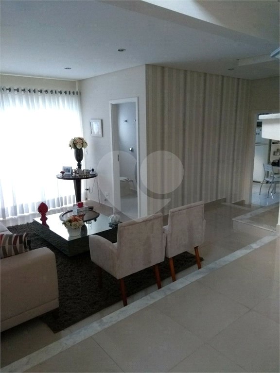 Casa à venda com 3 quartos, sendo 2 suítes,  no condomínio Terras do Oriente, Valinhos - SP