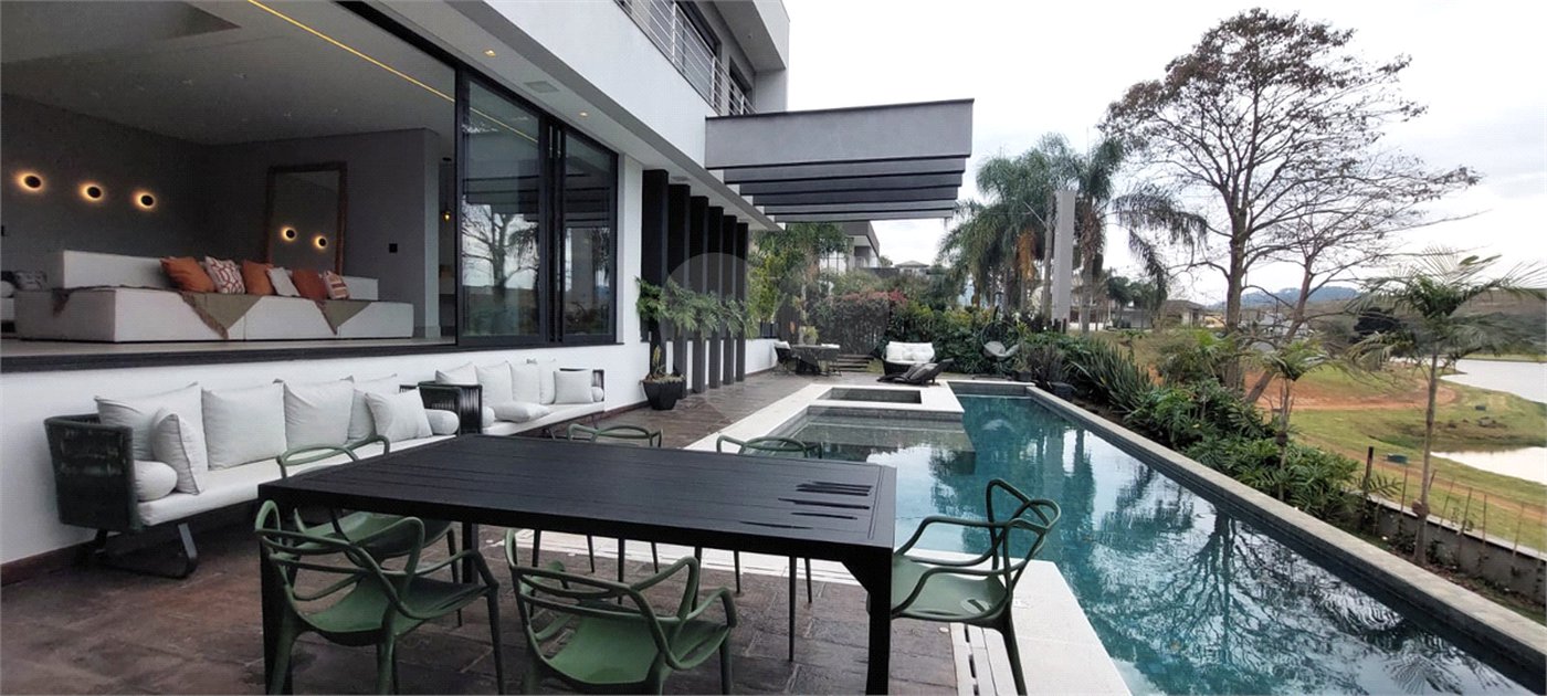 Casa à venda com 3 suítes no condomínio Figueira Garden, Atibaia - SP