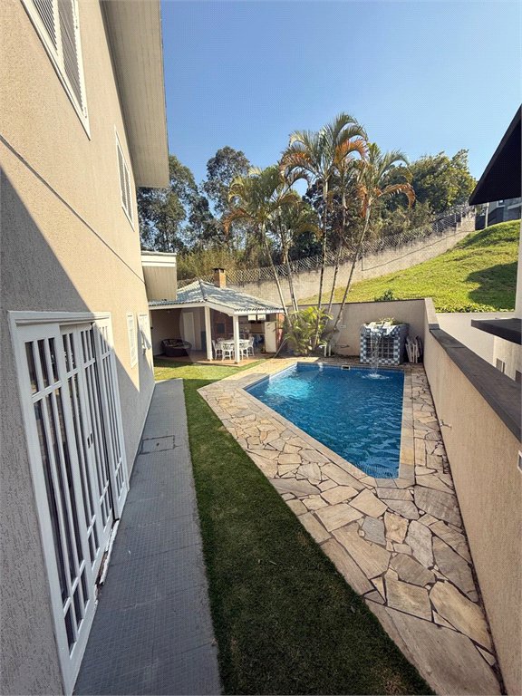 Casa à venda com 4 quartos, sendo 2 suítes,  no condomínio Arujá 5, Arujá - SP