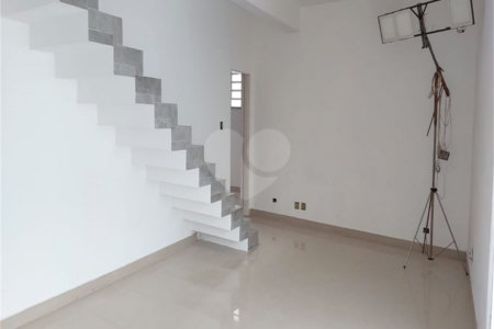 Sobrado à venda com 3 quartos, sendo 2 suítes, em Vila Paulicéia, São Paulo, SP