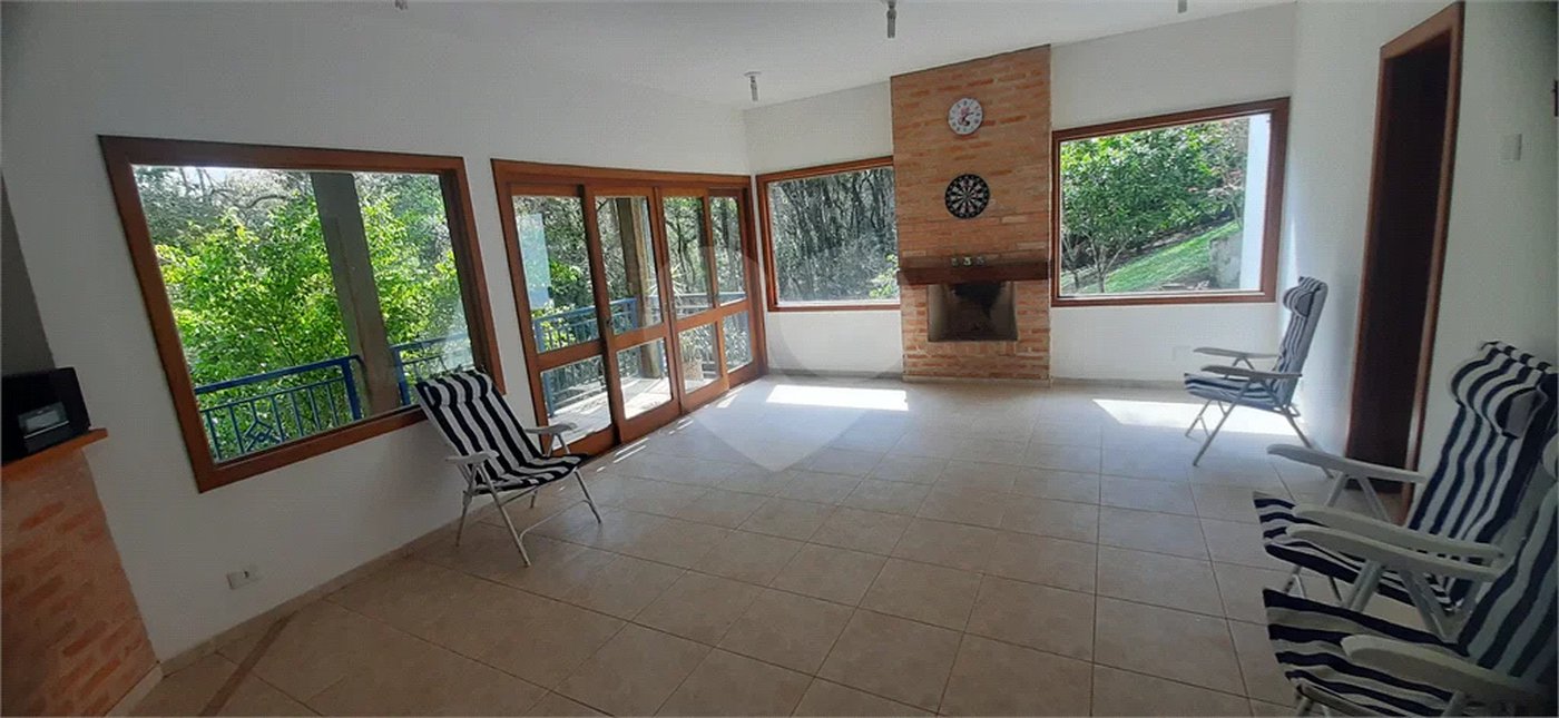 Casa à venda com 5 quartos, sendo 4 suítes, no condomínio Alpes da Cantareira, Mairiporã - SP