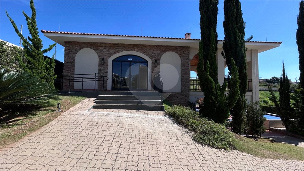 Casa à venda com 4 quartos, sendo 3 suítes, no condomínio Residencial Mont'alcino, Valinhos - SP