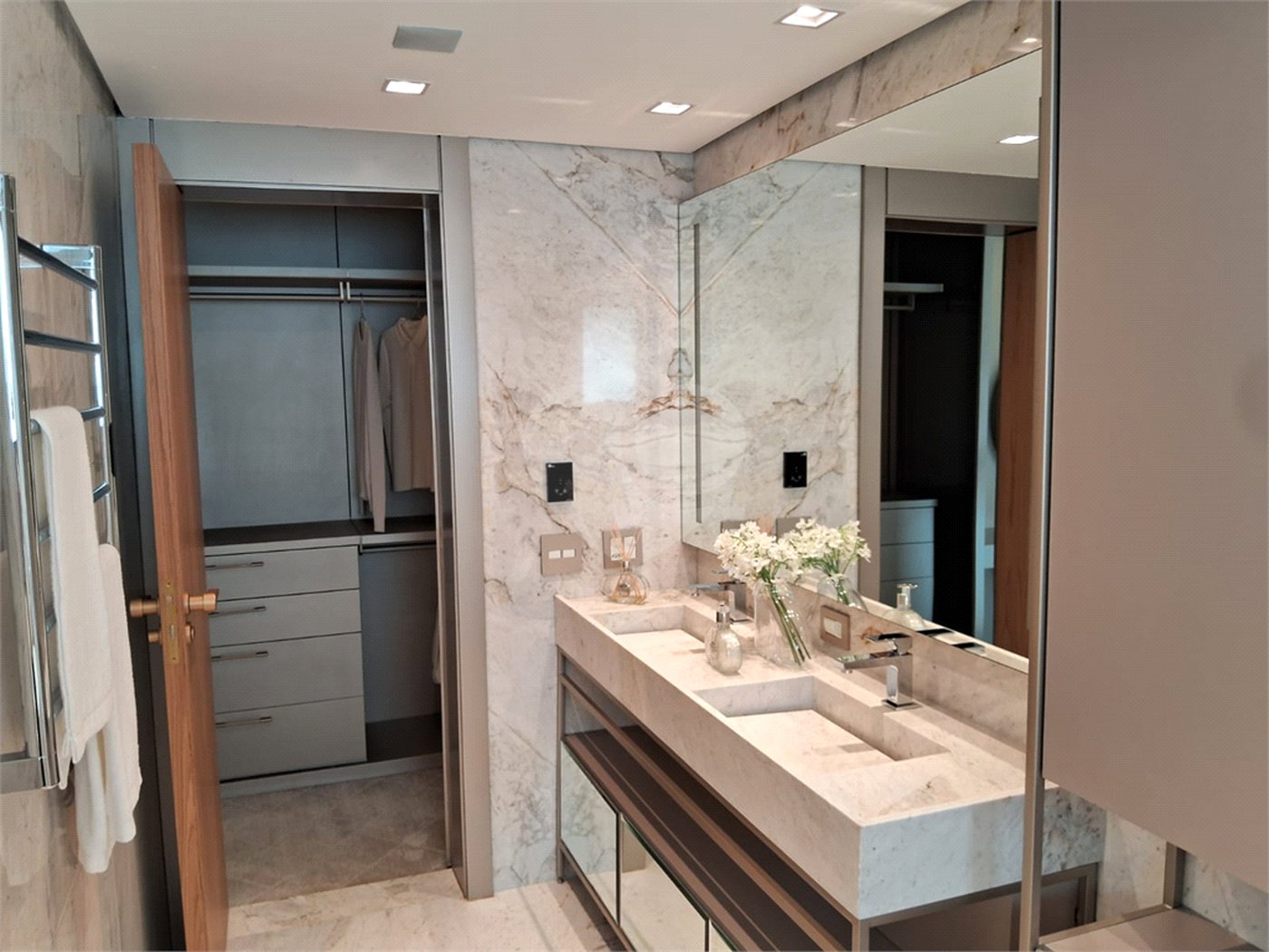 Apartamento à venda com 3 suítes em Moema, São Paulo, SP
