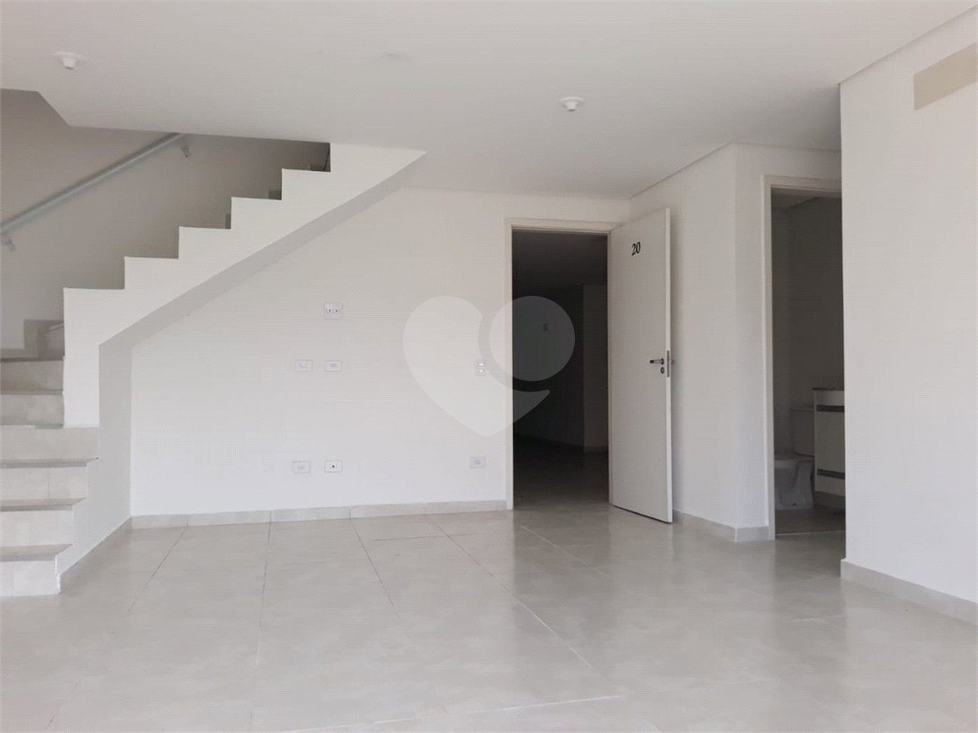 Apartamento à venda ou para alugar com 2 quartos, sendo 1 suíte,  em Vila Santa Isabel, São Roque, SP