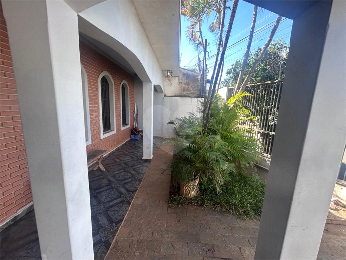 Casa espaçosa e confortável em um bairro tranquilo a venda.